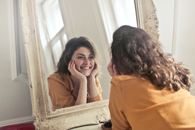 10+ Love Psychological Facts : प्रेम से जुड़े मनोवैज्ञानिक तथ्य। 2 Girl on mirror Love Psychological Facts